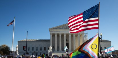 El 4 de diciembre de 2024 se celebran manifestaciones frente al Tribunal Supremo mientras este examina un caso sobre la atención sanitaria de reafirmación de género para menores transgénero en Washington, D.C. El Tribunal está celebrando las vistas orales del caso Estados Unidos contra Skirmetti, que impugna la prohibición de Tennessee sobre la atención sanitaria transgénero para menores. La sentencia podría afectar a los 26 estados que tipifican como delito la atención sanitaria de reafirmación de género para menores.