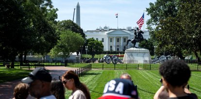 Personas caminan y toman fotografías en Lafayette Square
