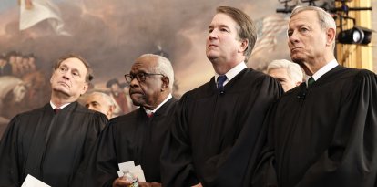 Los magistrados de SCOTUS Samuel Alito Jr., Clarence Thomas y Brett Kavanaugh, junto con el presidente del tribunal, John Roberts