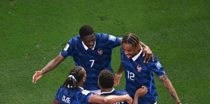 Kylian Mbappé, número 10, celebra el tercer gol de su equipo junto a Ousmane Dembélé, número 7, y Bradley Barcola