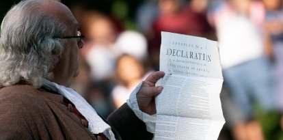 Imitador de Benjamin Franklin lee la Declaración de Independencia/ Stefani Reynolds