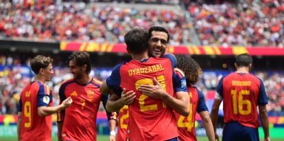 Mikel Oyarzabal se abraza con Mikel Merino para celebrar su gol