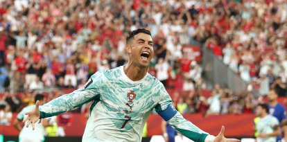 Cristiano Ronaldo celebra su gol de penal este jueves 2 de julio en Toronto.