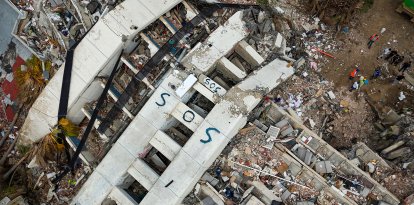 Imagen de un edificio derrumbado por los terremotos