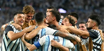 Cristian Romero celebra el tercer gol de Argentina con todos sus compañeros