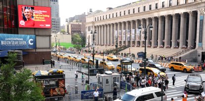Un SUV plateado, que se cree que transportaba a Taylor Swift, llegando hoy a las afueras del Madison Square Garden.