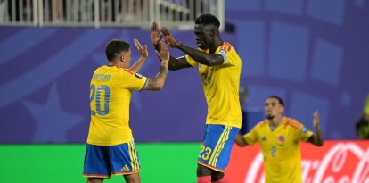 Juanfer Quintero y Davinson Sánchez celebran el triunfo colombiano