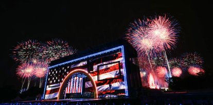 Se observa un espectáculo de fuegos artificiales durante la celebración del Día de la Independencia «Salute to America» en el National Mall de Washington, D.C., en las primeras horas de la madrugada del 5 de julio de 2026. El país conmemora el 250.º aniversario de la Declaración de Independencia de los Estados Unidos.