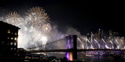 Los fuegos artificiales iluminan el puente de Brooklyn durante la celebración de los fuegos artificiales de Macy's con motivo del 4 de julio en la ciudad de Nueva York, el 4 de julio de 2026. (Foto de Leonardo MUNOZ / AFP)