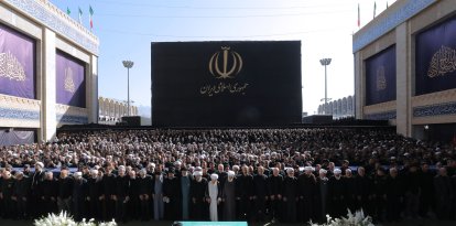Esta fotografía, facilitada por la oficina del líder supremo iraní (Khamenei.IR), muestra a varios responsables iraníes rezando junto a los ataúdes del líder supremo fallecido, el ayatolá Alí Jamenei, y de los miembros de su familia en la Gran Mosalla, durante el segundo día de las ceremonias fúnebres celebradas en Teherán el 5 de julio de 2026. El 5 de julio se celebraron oraciones ante el féretro del difunto líder supremo de Irán, Ali Jamenei, en el segundo día de las ceremonias fúnebres que han atraído a multitudes que han acudido a Teherán para presentar sus últimos respetos. Jamenei gobernó la República Islámica desde 1989 hasta que fue asesinado a los 86 años en un ataque aéreo el primer día de la guerra entre Estados Unidos, Israel e Irán, el 28 de febrero.