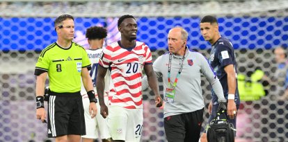 El delantero estadounidense n.º 20, Folarin Balogun, abandona el terreno de juego durante el partido de fútbol del Grupo D del Mundial de 2026 entre Estados Unidos y Paraguay, disputado en el Estadio de Los Ángeles, en Inglewood, el 12 de junio de 2026.