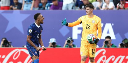 El delantero francés Kylian Mbappé, ignora el saludo del portero paraguayo, Orlando Gill