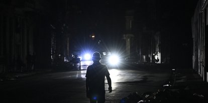 Un hombre camina por una calle oscura de La Habana, Cuba, durante el apagón general