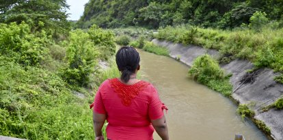 Una señora residente de Nueva Prosperina, donde se ubica el Canal de la Muerte