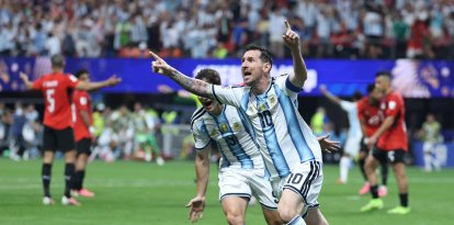 El delantero argentino Lionel Messi, número 10, celebra el segundo gol de su equipo