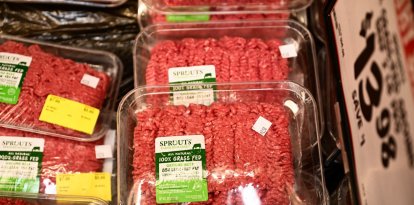 Una imagen de archivo de una bandeja de carne molida del 2024 en California
