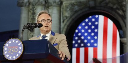 Bart De Wever aparece en la foto dando un discurso durante la celebración del 250 aniversario de la independencia de Estados Unidos