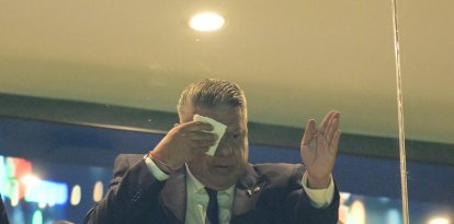 El presidente de la Asociación del Fútbol Argentino (AFA), Claudio «Chiqui» Tapia, hace un gesto antes de un partido amistoso de fútbol entre Argentina y Zambia en el estadio La Bombonera de Buenos Aires, el 31 de marzo de 2026.