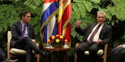 El dictador cubano Miguel Diaz-Canel (derecha) y el presidente del Gobierno español Pedro Sánchez