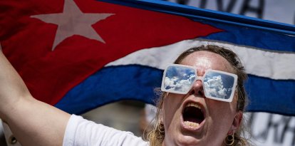Una mujer pide por la libertad de Cuba durante una protesta en 2021 (Archivo)