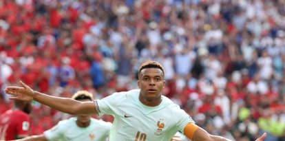 Kylian Mbappé, número 10, celebra el primer gol de su equipo durante el partido de cuartos de final