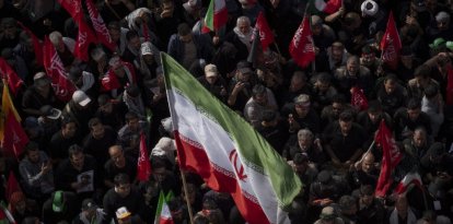 Partidarios del gobierno participan en el funeral del difunto líder supremo de Irán
