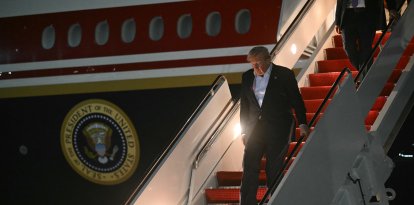 El presidente Donald Trump desembarca del Air Force One a su llegada a la Base Conjunta Andrews, Maryland, el 9 de julio de 2026.