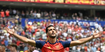 Mikel Merino celebra el tanto del triunfo ante Bélgica