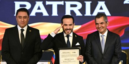 Abelardo de la Espriella (C), acompañado por el magistrado del Consejo Nacional Electoral (CNE), Alfonso Campo (D), y el presidente del CNE, Cristian Quiroz (I)