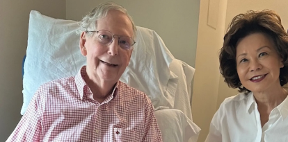 El senador Mitch McConnell junto a su esposa, Elaine Chao.