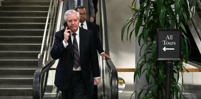 El senador estadounidense Lindsey Graham (republicano por Carolina del Sur) habla por teléfono en el Capitolio en Washington, D.C., el 4 de marzo de 2026.