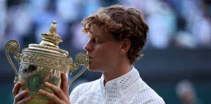 El italiano Jannik Sinner posa con el trofeo