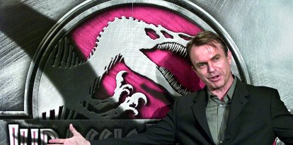 (ARCHIVO) El actor Sam Neill posa durante una rueda de prensa sobre la película «Jurassic Park III» en un hotel de Tokio el 26 de julio de 2001. Sam Neill, protagonista de «Jurassic Park», falleció en Australia el 13 de julio de 2026 a los 78 años, según un comunicado de su familia en el que se describió su muerte como «repentina e inesperada».