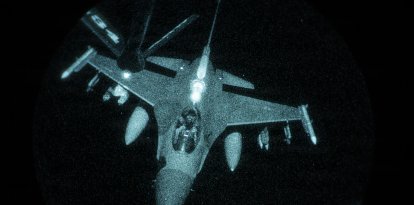 Un avión F-16 Fighting Falcon de la Fuerza Aérea de EEUU se aproxima a un avión KC-135 Stratotanker de la Fuerza Aérea de EEUU para repostar en la zona de responsabilidad del Mando Central de EEUU el 5 de junio de 2026. (Fotografía de la Fuerza Aérea de EEUU realizada por la aviadora superior Adriana Jordan-Alcaniz)