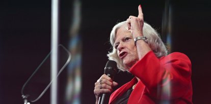 Ann Widdecombe, de Reform UK, pronuncia un discurso durante la jornada inaugural del congreso anual de Reform UK 2024, celebrado en Birmingham el 20 de septiembre de 2024. La policía antiterrorista se ha hecho cargo de la investigación sobre el asesinato, ocurrido el 9 de julio, de la veterana política británica de derechas Ann Widdecombe tras la aparición de nuevas pruebas, según declaró el ministro del Interior el 13 de julio de 2026.