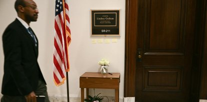 Flores colocadas frente a la oficina del senador Graham en el Capitolio.