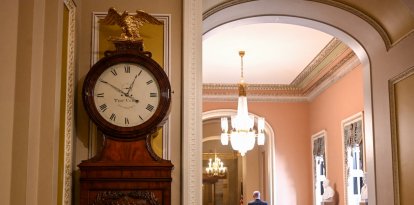 El Reloj de Ohio se ve frente a la cámara del Senado de los Estados Unidos