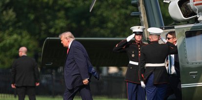 El presidente estadounidense Donald Trump desciende del Marine One tras aterrizar en la Elipse, cerca de la Casa Blanca, el 15 de julio de 2026.
