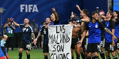 Los jugadores argentinos sostienen una pancarta en la que se lee «Las Malvinas (Islas Falkland) son argentinas», tras ganar el partido de semifinales del Mundial de fútbol de 2026 entre Inglaterra y Argentina, disputado en el Estadio de Atlanta, en Atlanta, el 15 de julio de 2026.