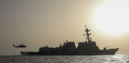 Helicóptero Sea Hawk despega del destructor USS Thomas Hudner en operaciones