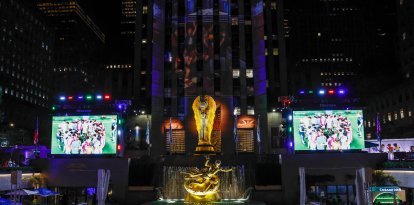 Fanáticos reunidos en el Fan Fest del Rockefeller Center en Nueva York.