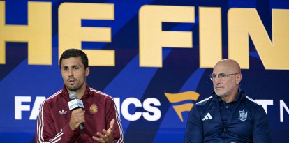 El centrocampista español n.º 16, Rodri (izquierda), habla con los aficionados junto al seleccionador Luis de la Fuente en el Javits Center de Nueva York el 17 de julio de 2026, dos días antes de la final del Mundial de fútbol de 2026 entre España y Argentina.