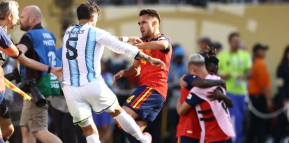 El encontronazo entre el mediocampo argentino Leandro Paredes y el defensor español Eric García, después del pitazo final.