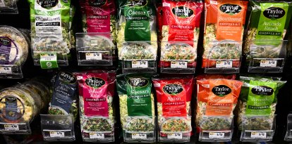 Ensaladas de Taylor Farms en un supermercado Sprouts Farmers Market en Redondo Beach, California.