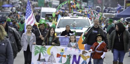 Imagen de hispanos con un cartel de 'latinx'