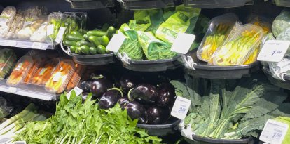 Un supermercado con productos verdes refrigerados (Archivos)