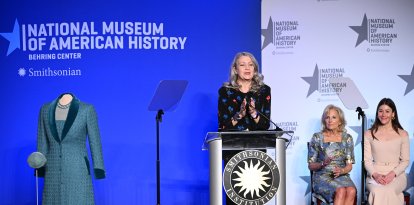 Anthea Hartig dando un discurso en 2023. De fondo, la ex primera dama Jill Biden.