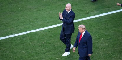 Donald Trump y Gianni Infantino saltan a la cancha durante la final del Mundial en Nueva Jersey, este domingo 19 de julio.