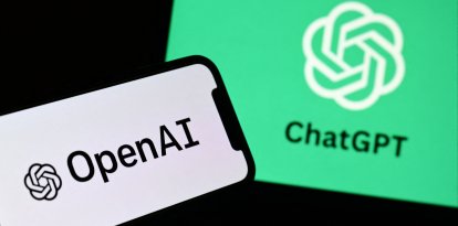 Logos de OpenAI y del robot ChatGPT