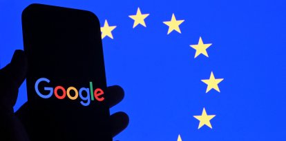 Logo de Google frente a la bandera de la UE